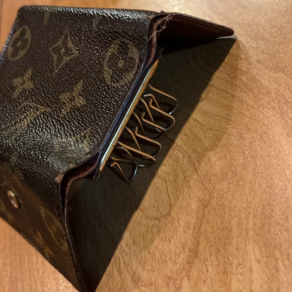 Louis Vuitton 5 Key Holder - Picture 9 of 10